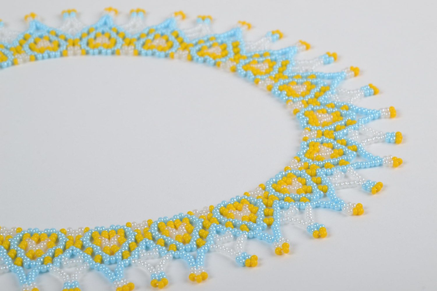 Künstlerisches handgemachtes Collier aus Glasperlen in Gelb Blau und Weiß  foto 4