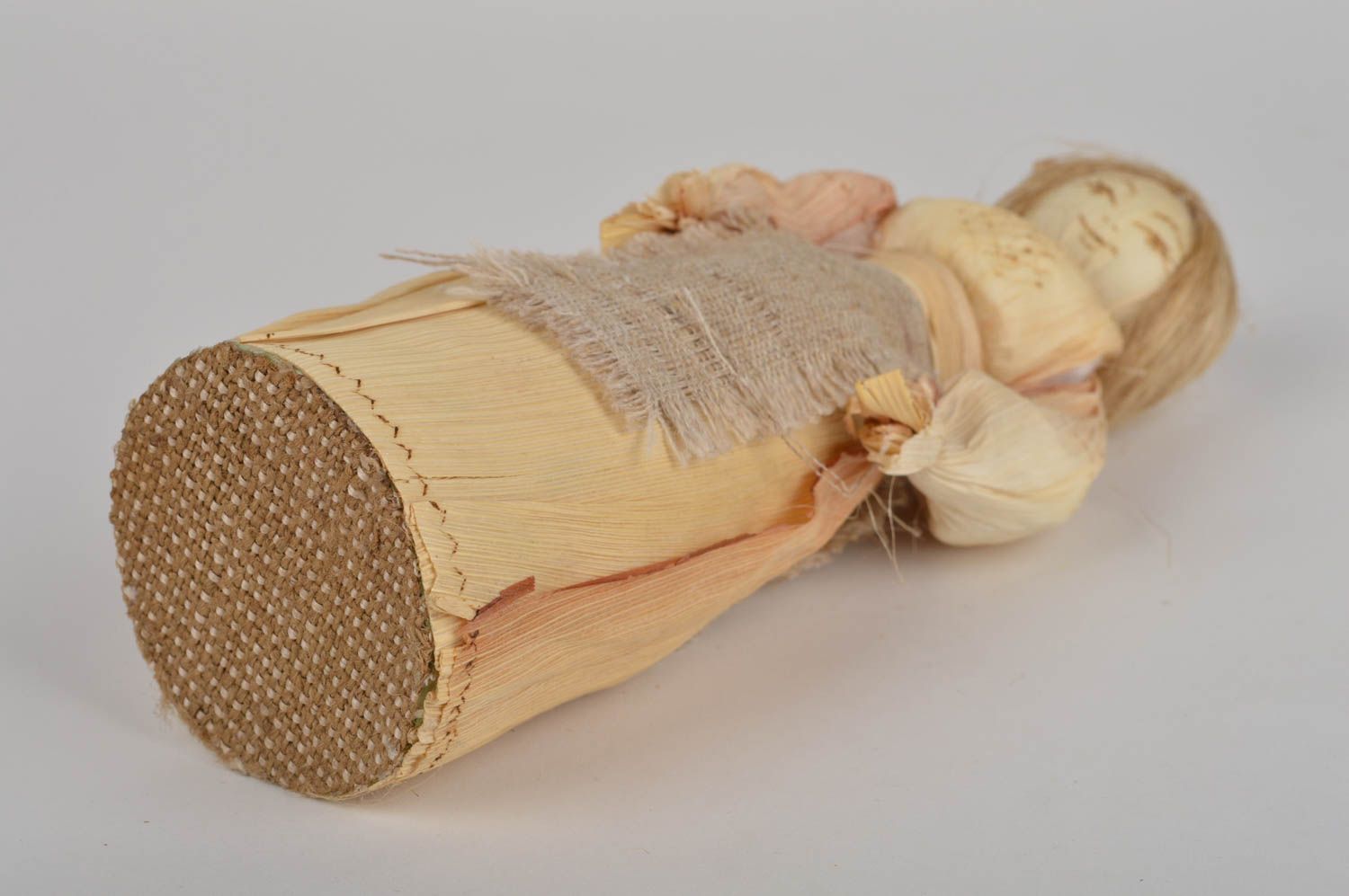 Бежевая кукла из кукурузных листьев в этническом стиле для интерьера хэнд мэйд фото 5
