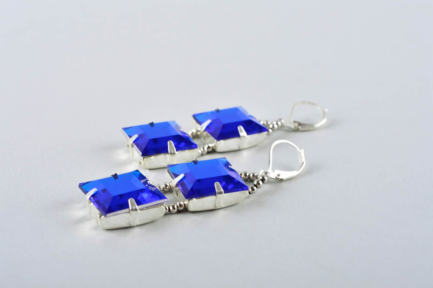 Strass Ohrringe handgemachte blaue Ohrringe glänzendes Accessoire für Frauen foto 3