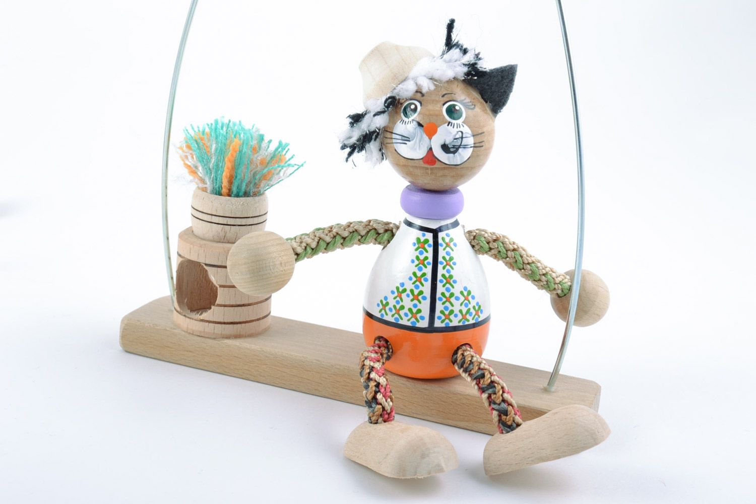 Künstlerisches interessantes handmade Spielzeug Kater aus Holz mit Sprungfeder Öko  foto 3