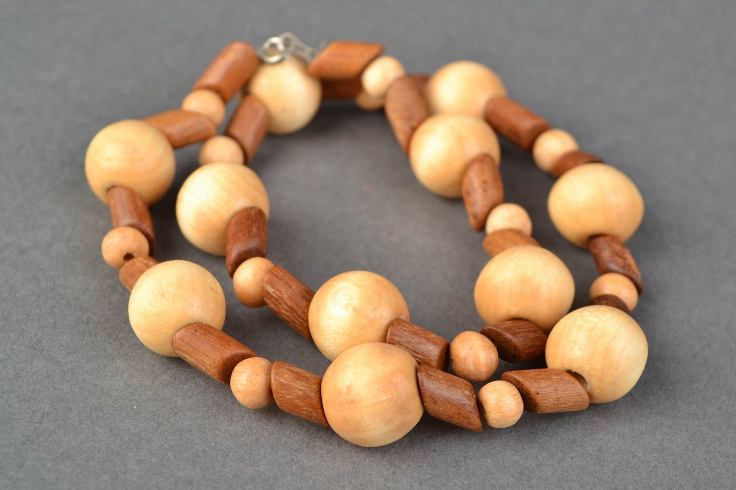 Collier en perles de bois grosses design ethnique de créateur fait main photo 3