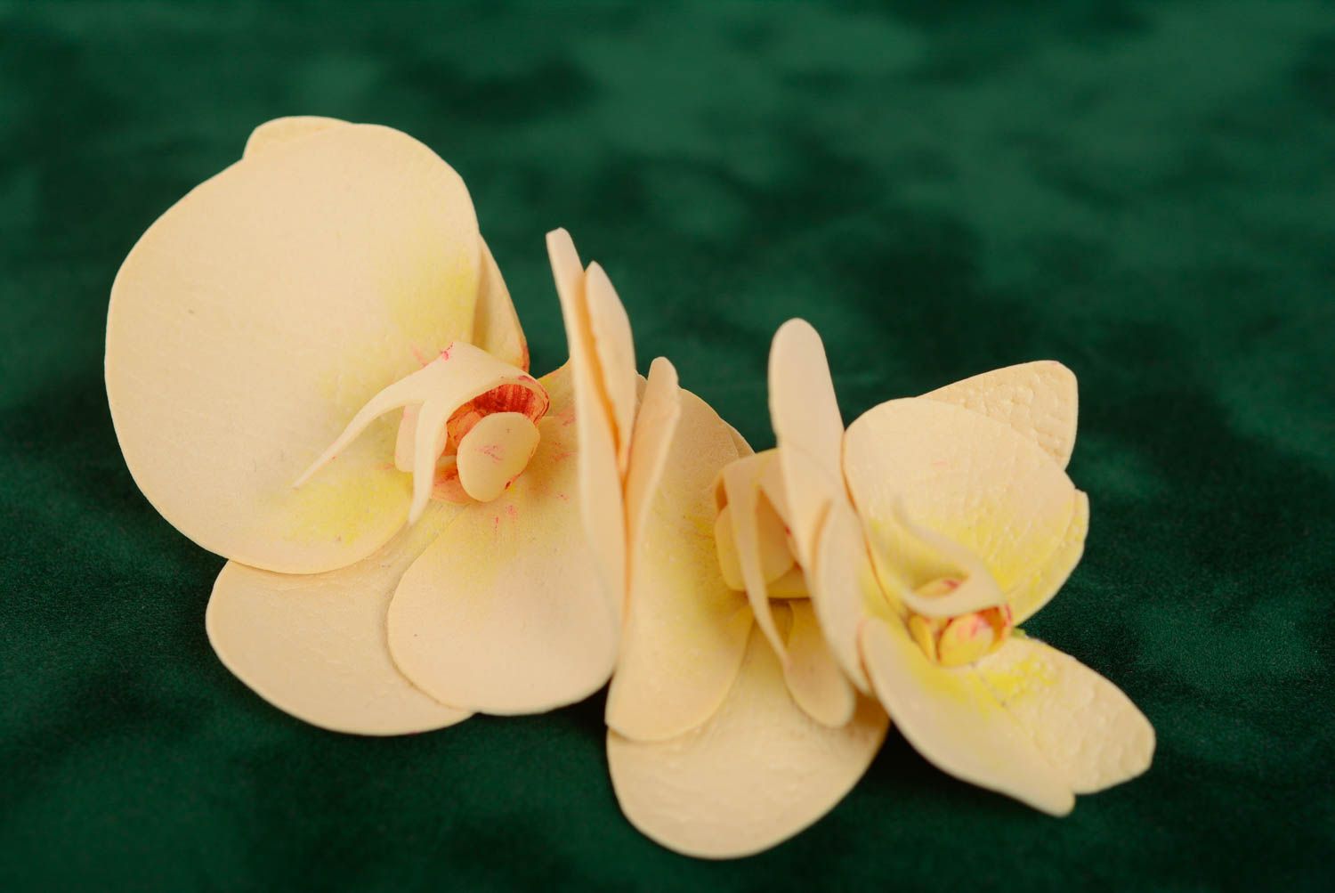 Zarte beige Haarklemme mit Blume handmade Schmuck für Frauen aus Foamiran Orchidee foto 1