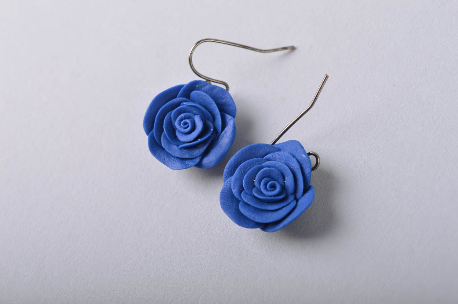 Синие серьги из холодного фарфора в виде роз ручной работы лепные красивые фото 3