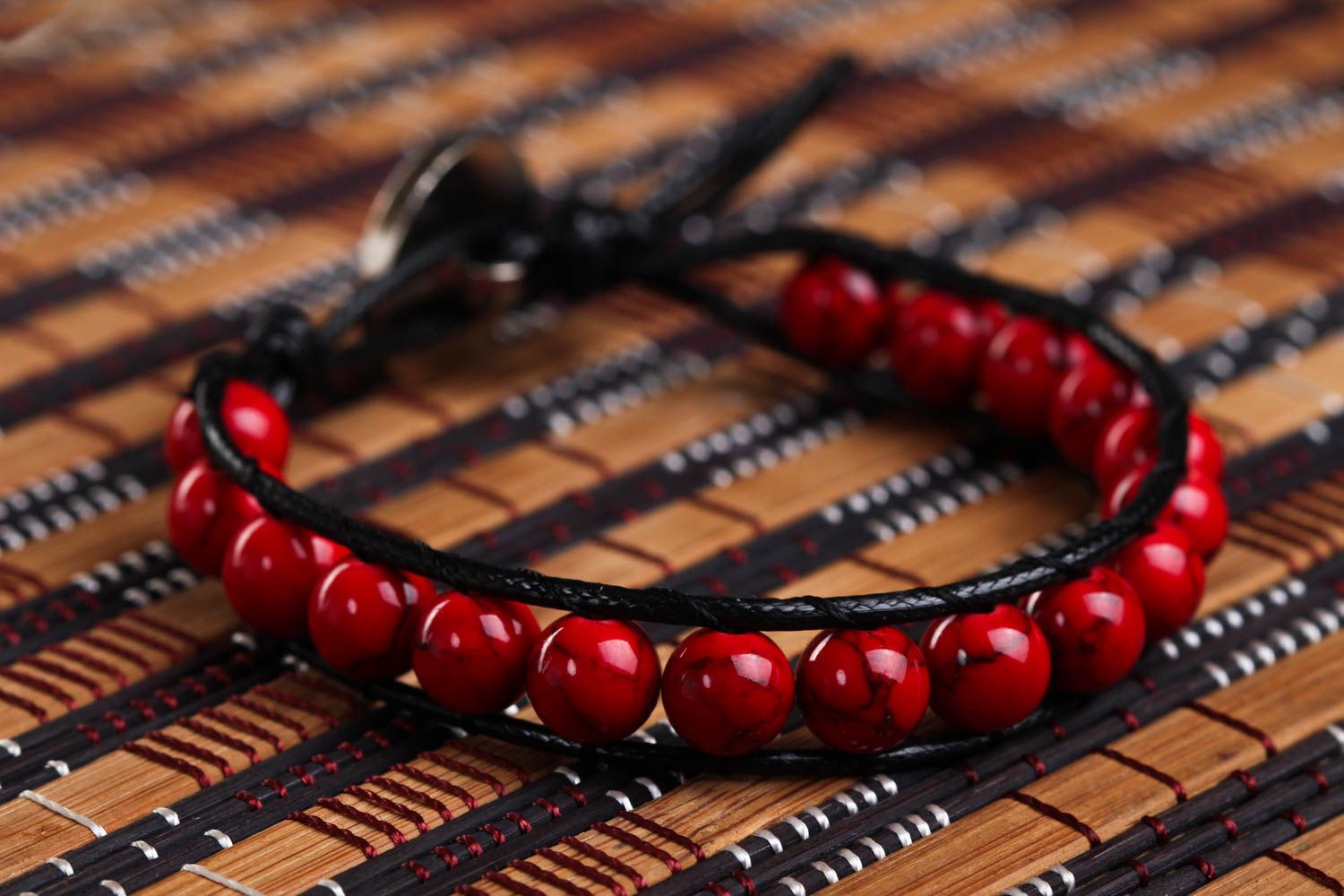 Bracelet en corail et cordon Bijou fait main rouge tressé Cadeau pour femme photo 1