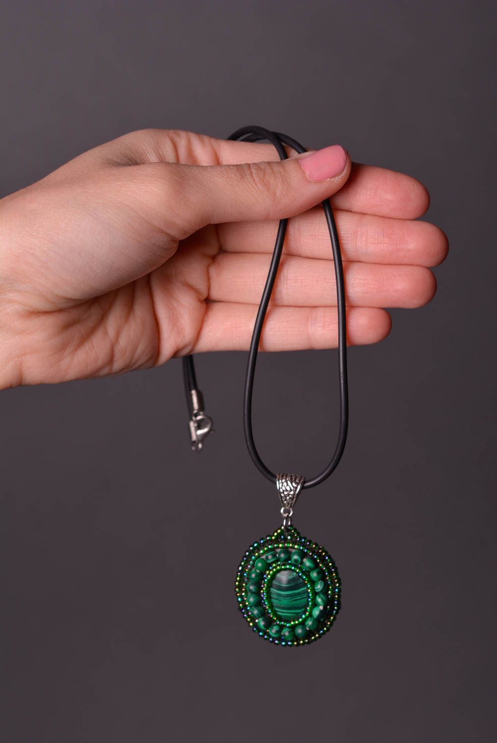 Украшение ручной работы кулон из натурального камня зеленое авторское украшение фото 2