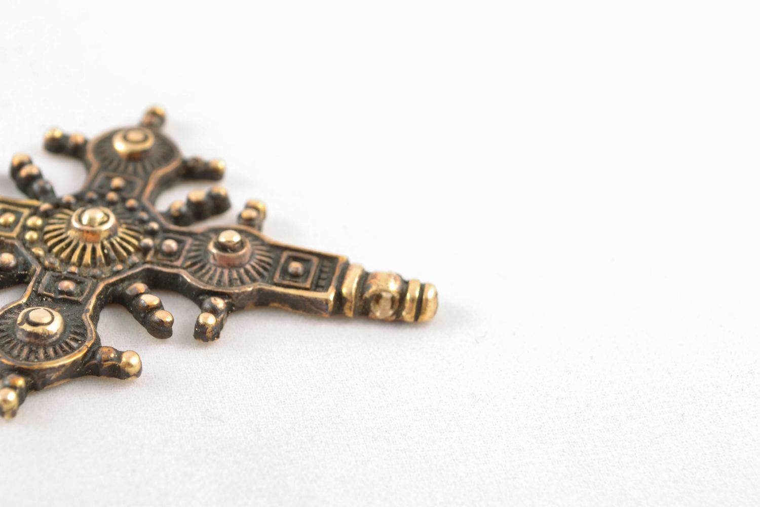 Amuleto zgard etnico fatto a mano a forma di croce di bronza accessorio insolito foto 3