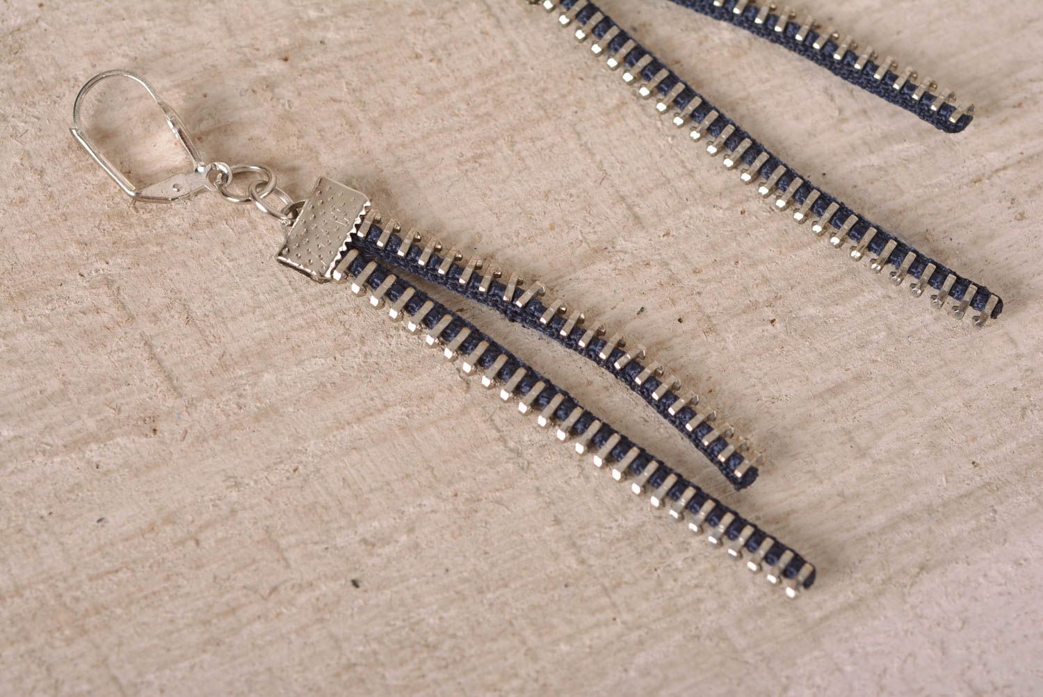 Orecchini di metallo fatti a mano lunghi accessorio originale bello da donna
 foto 5