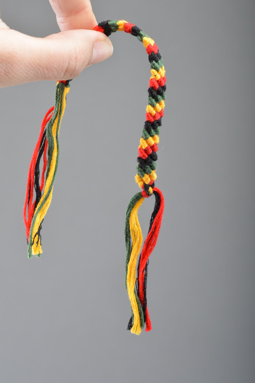 Тонкий браслет из ниток мулине фенечка на руку плетеный вручную разноцветный фото 3