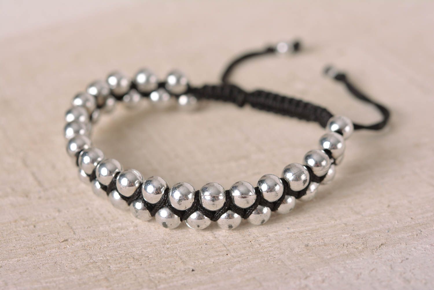Bracelet original Bijou fait main en perles plastiques Cadeau pour femme photo 1