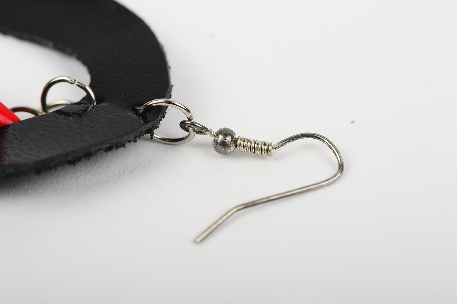 Handmade schwarze Damen Ohrringe aus Leder Designer Schmuck Accessoire für Frau foto 6
