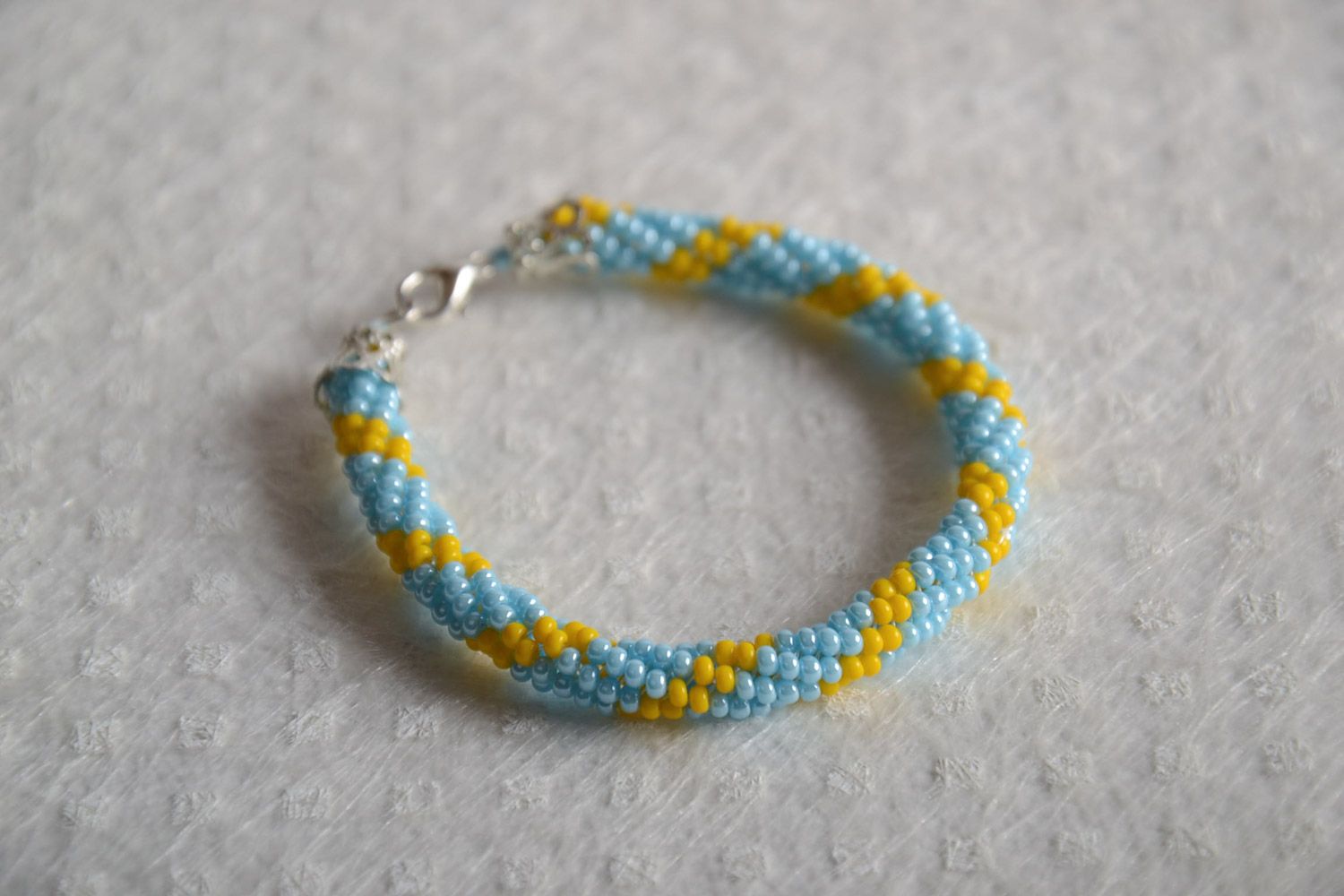 Bracelet en perles au crochet jaune et bleu fait main original pour femme photo 1