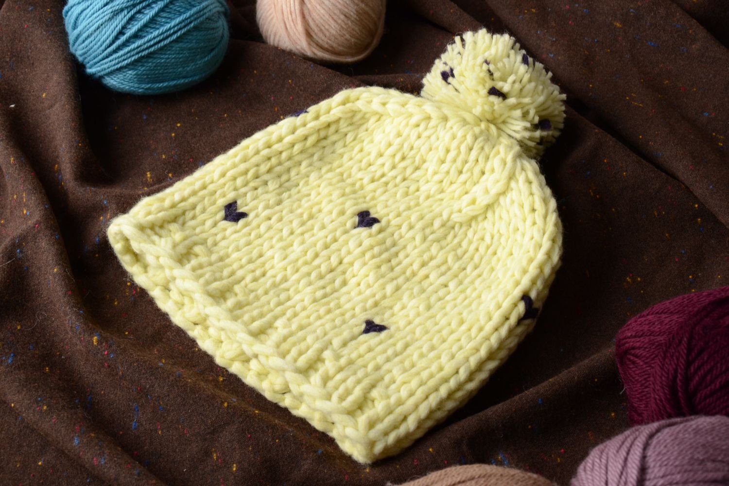 Bonnet tricoté pour femme fait main à pompon jaune photo 2