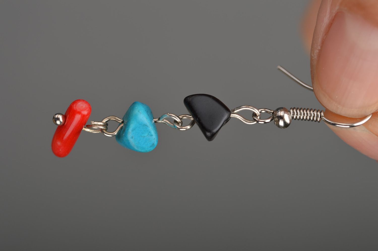 Boucles d'oreilles pendantes multicolores avec pierres faites main originales photo 3