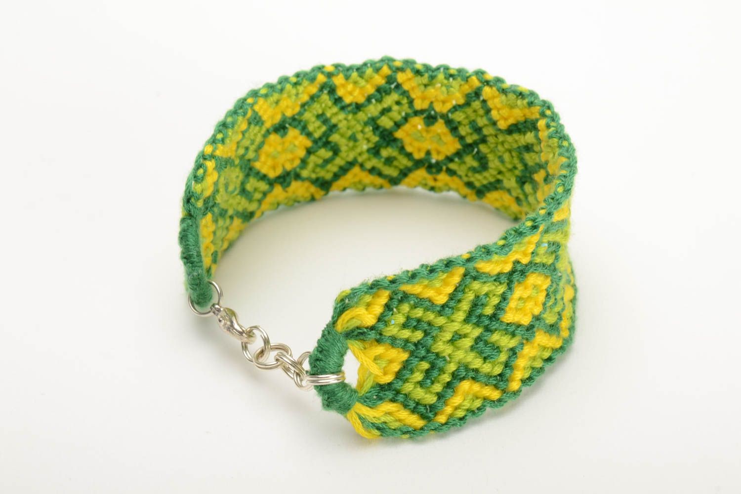 Плетеный браслет из ниток мулине ручной работы широкий красивый желто-зеленый фото 3