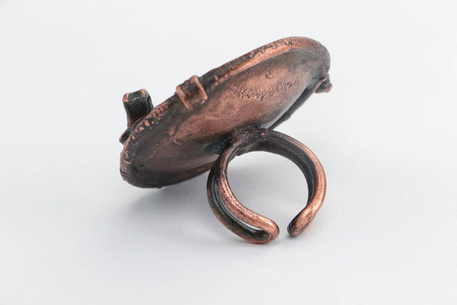 Handmade Ring aus Metall umfangreiches rundes stilvolles frauliches Accessoire foto 3