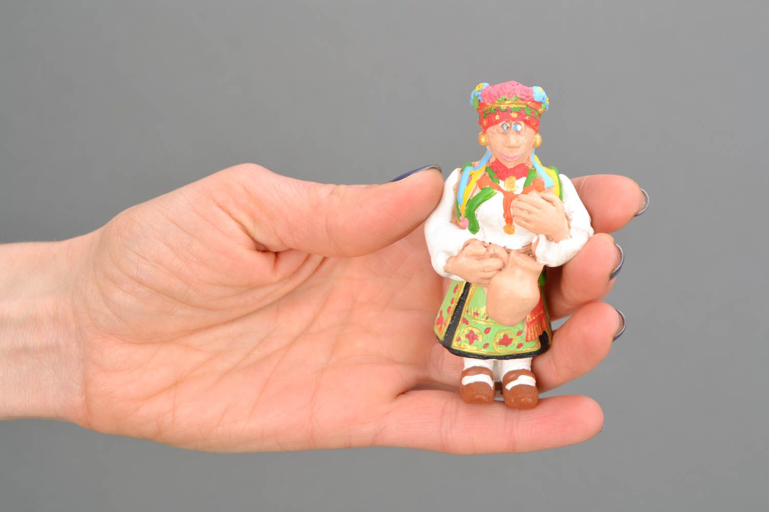 Aimant frigo en céramique fait main Femme avec cruche photo 2
