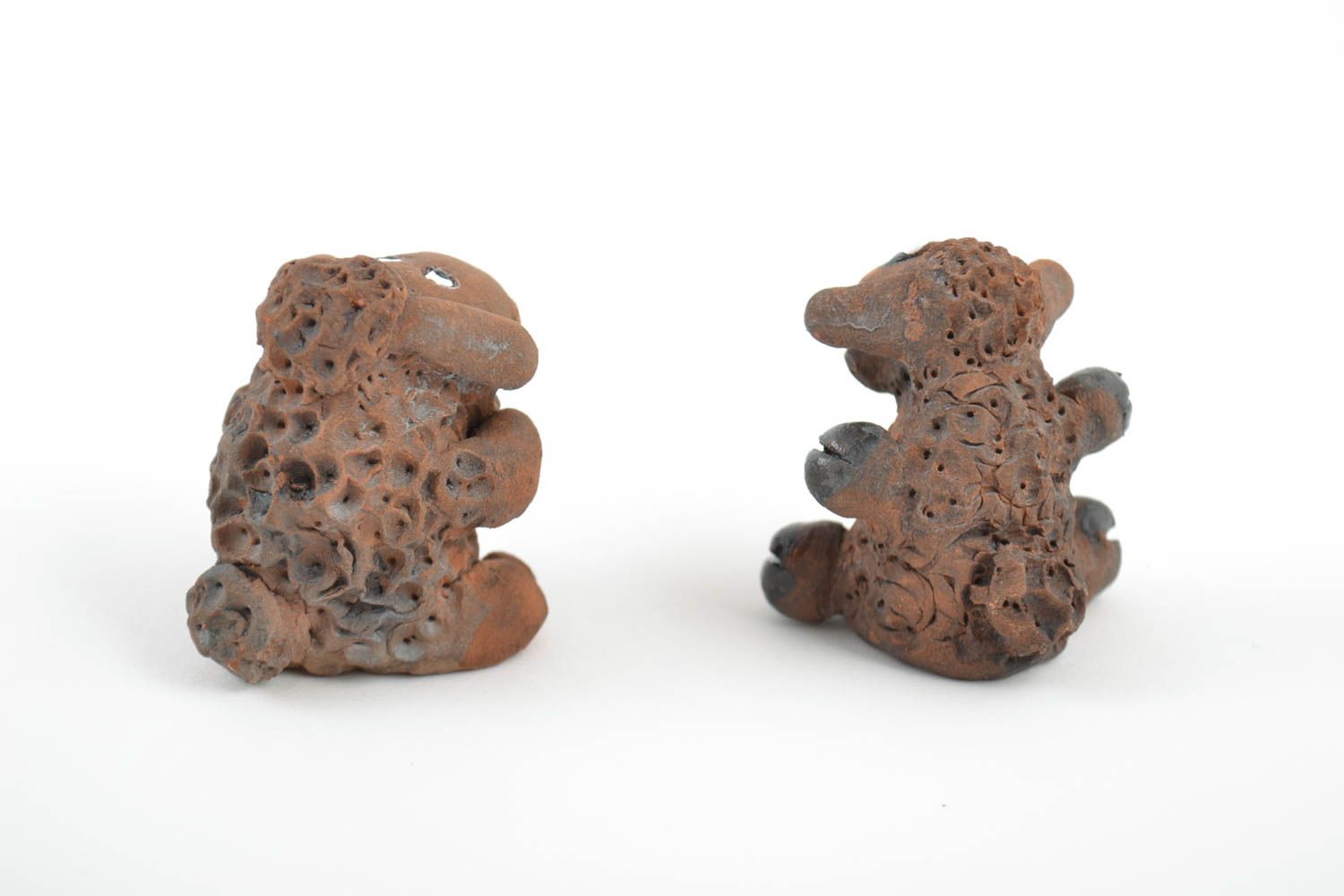 Statuine fatte a mano in ceramica set di due pecore divertenti piccole marroni foto 3