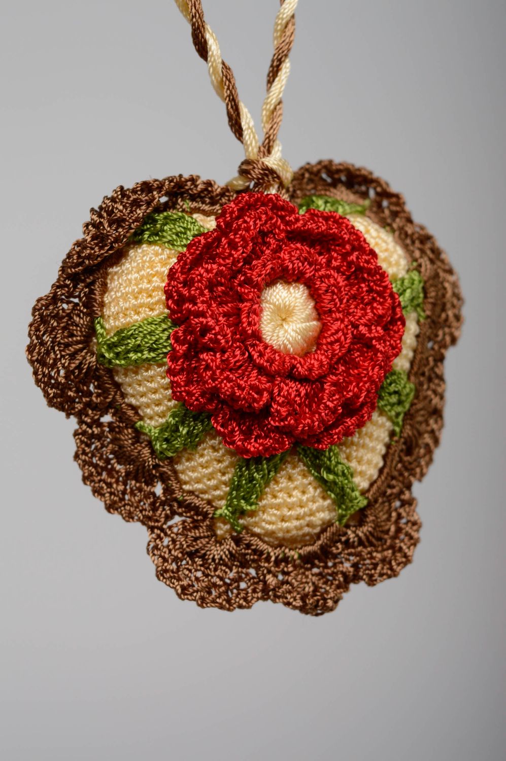 Suspension décorative tricotée au crochet en forme de coeur photo 5