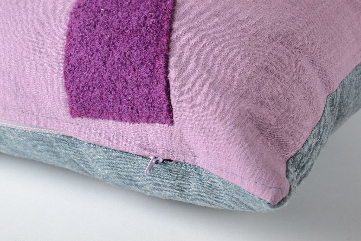 Сиреневая диванная подушка с аппликацией на молнии ручной работы детскя фото 3