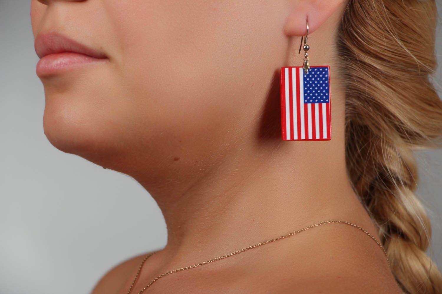 Brincos artesanais de cerâmica plástica e decorados com a imagem da bandeira dos Estados Unidos foto 5