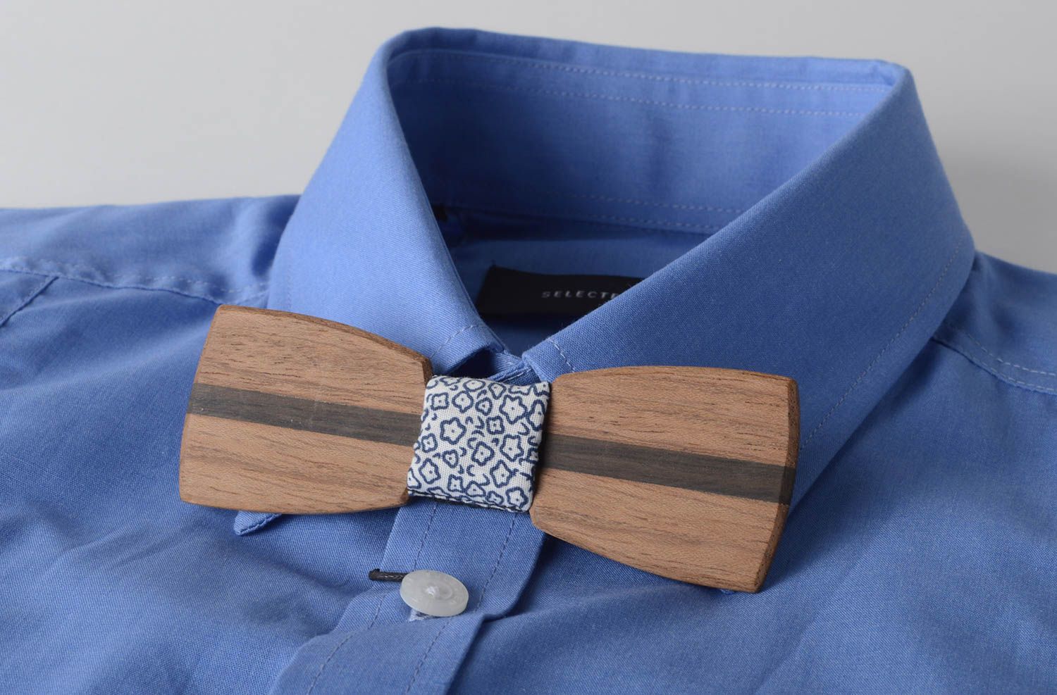 Fliege aus Holz gestreift handmade Accessoire für Männer Krawatte Fliege hell foto 5