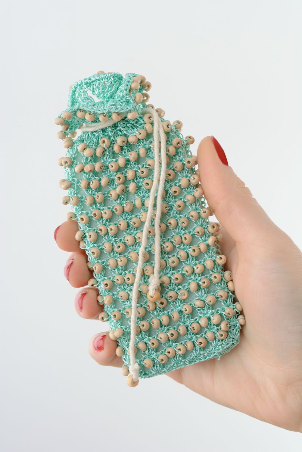 Étui tricoté bleu avec perles de bois fait main original pour smartphone photo 5