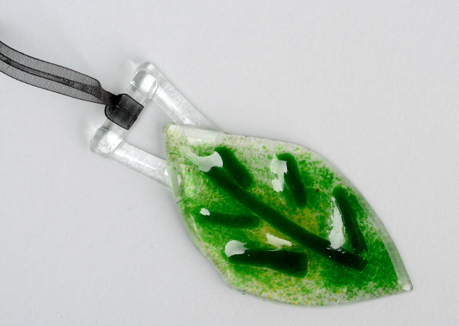 Un colgante interior hecho de cristal Una Hoja Verde foto 1