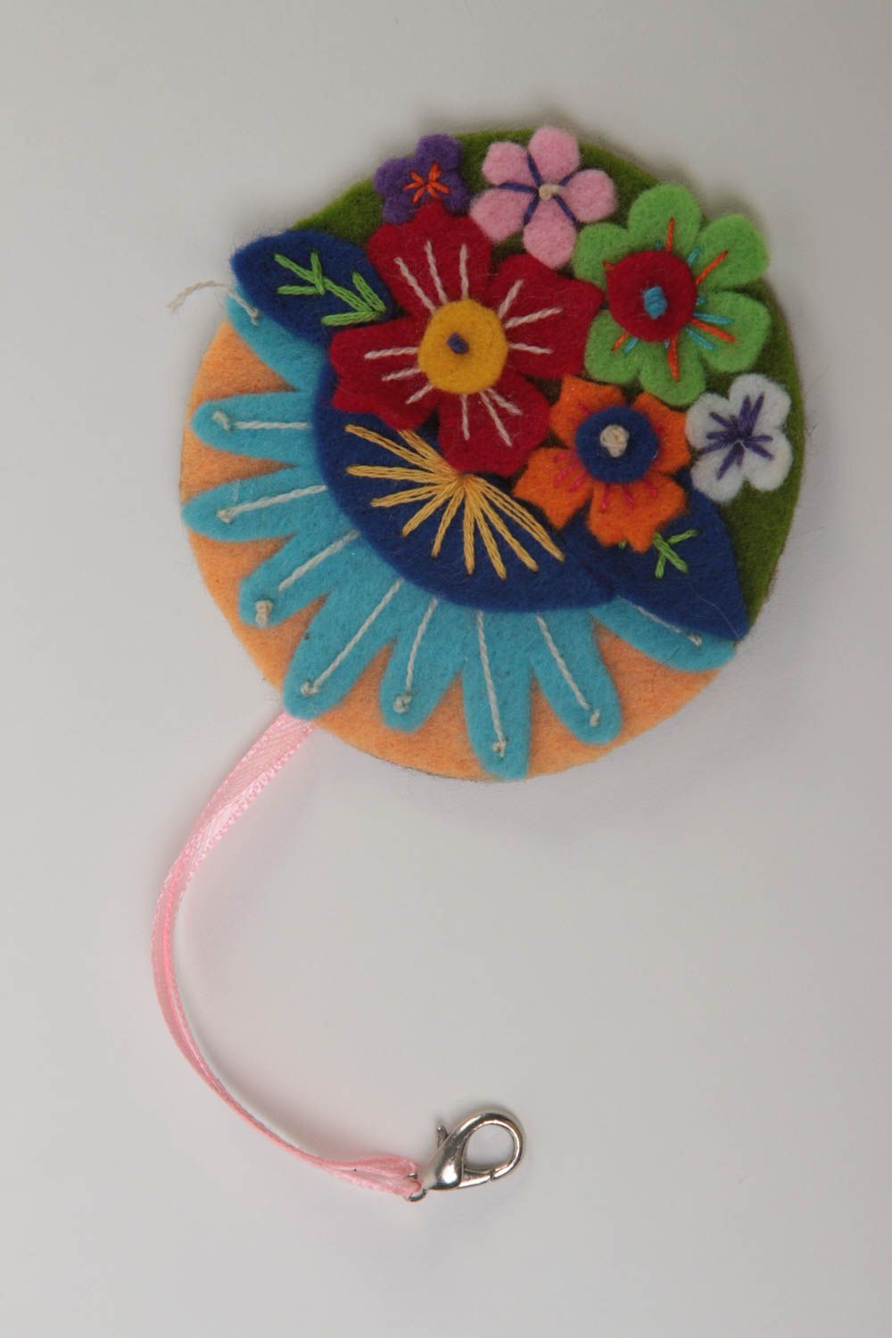 Брелок из фетра круглый красивый с цветами для детей и взрослых ручная работа фото 2