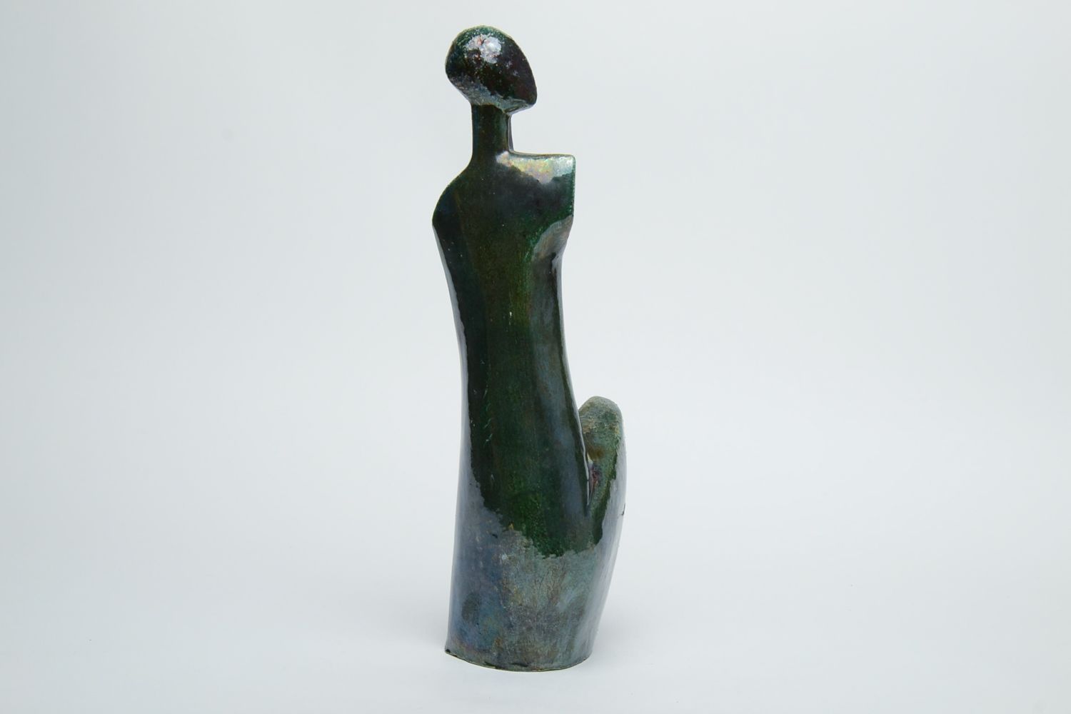 Figura cerámica cubierta con esmalte con forma de silueta de mujer foto 3