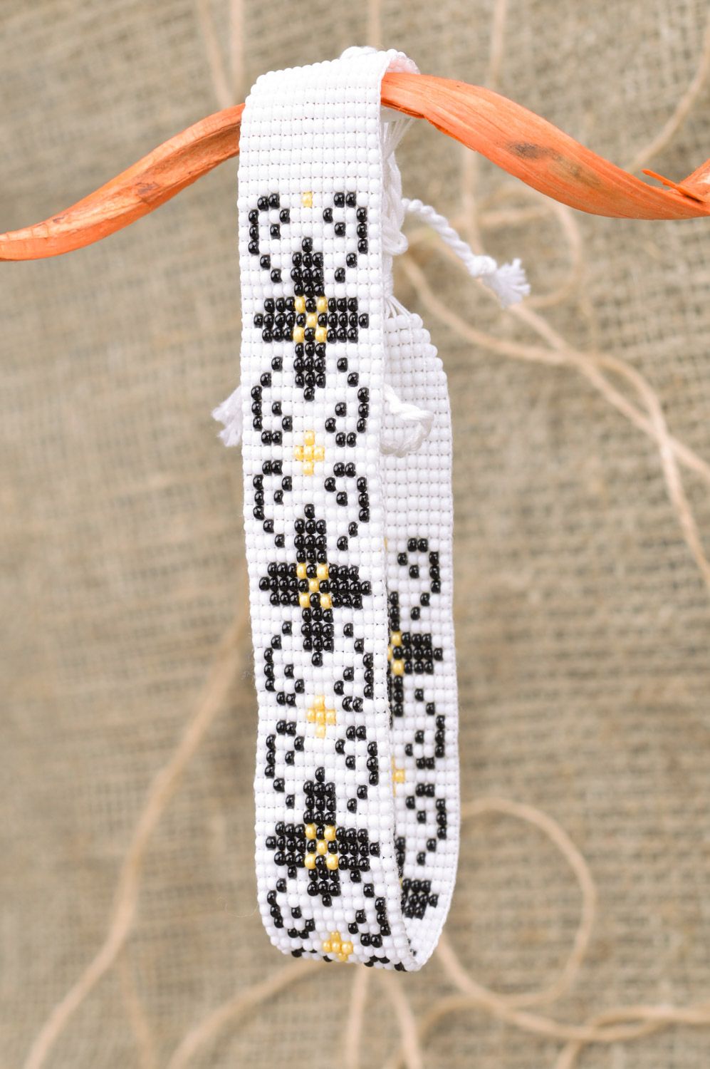 Колье из чешского бисера на завязках ручной работы белое с черными цветами фото 1