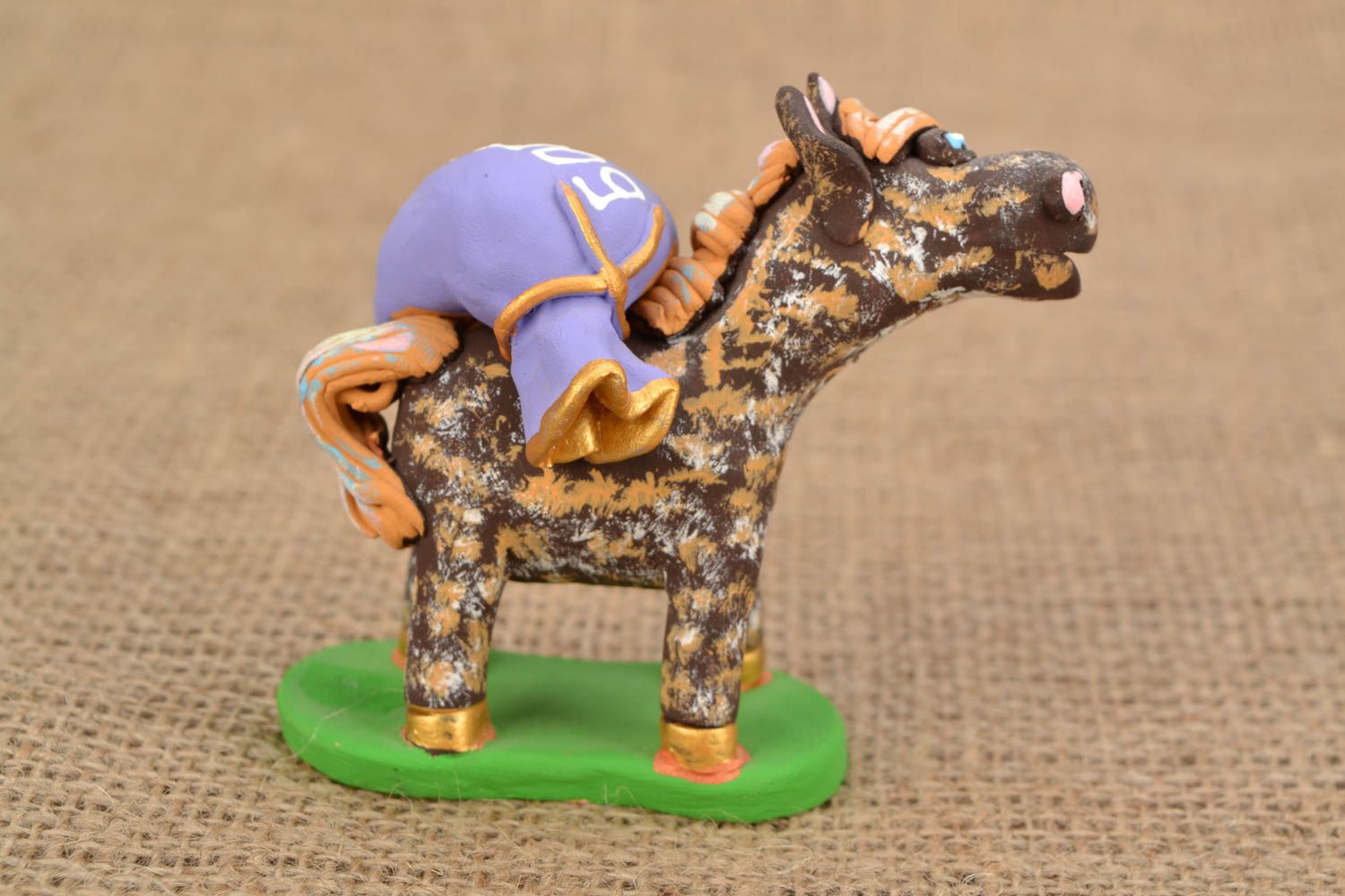 Miniatur Figurine aus Keramik Reiches Pferd foto 1