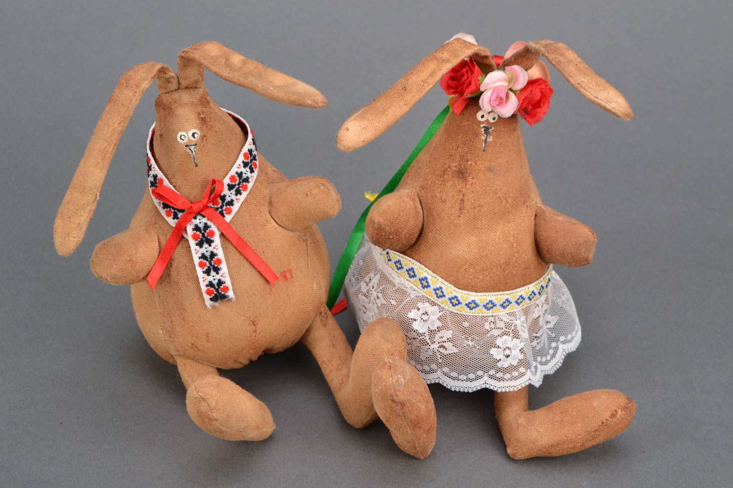 Дизайнерские тканевые игрушки в виде влюбленных зайцев фото 1