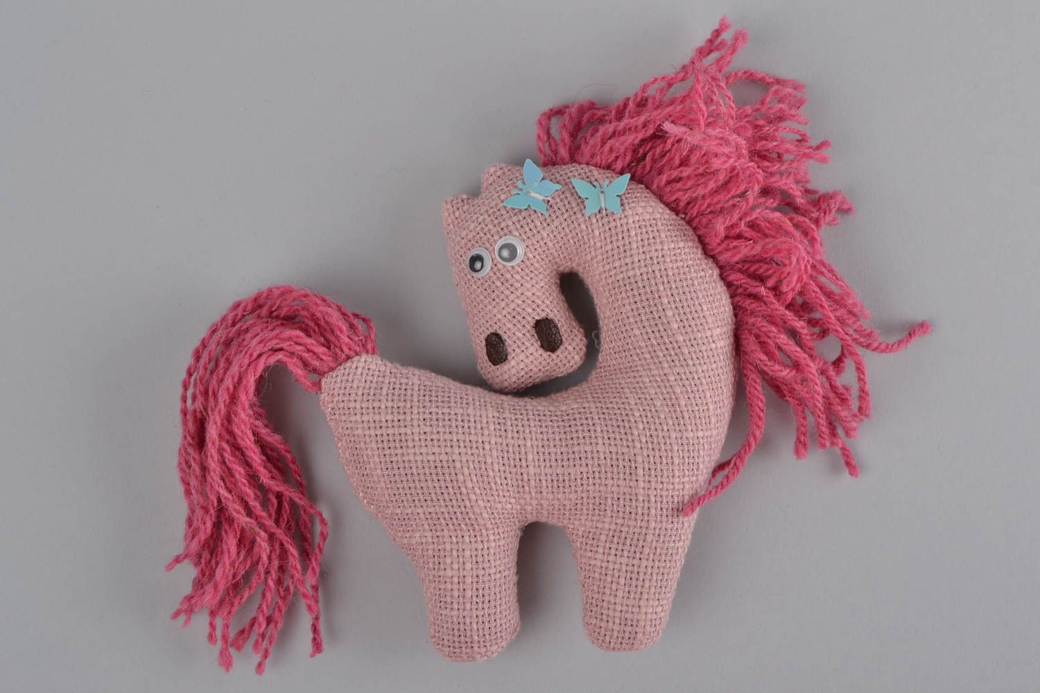 Игрушка из ткани в виде лошади розового цвета небольшая для детей ручная работа фото 1