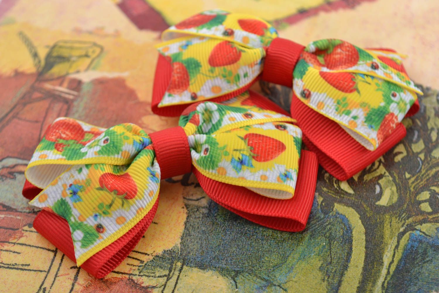 Noeuds en rubans avec fraises faits main pour barrettes et accessoires 2 pièces photo 1