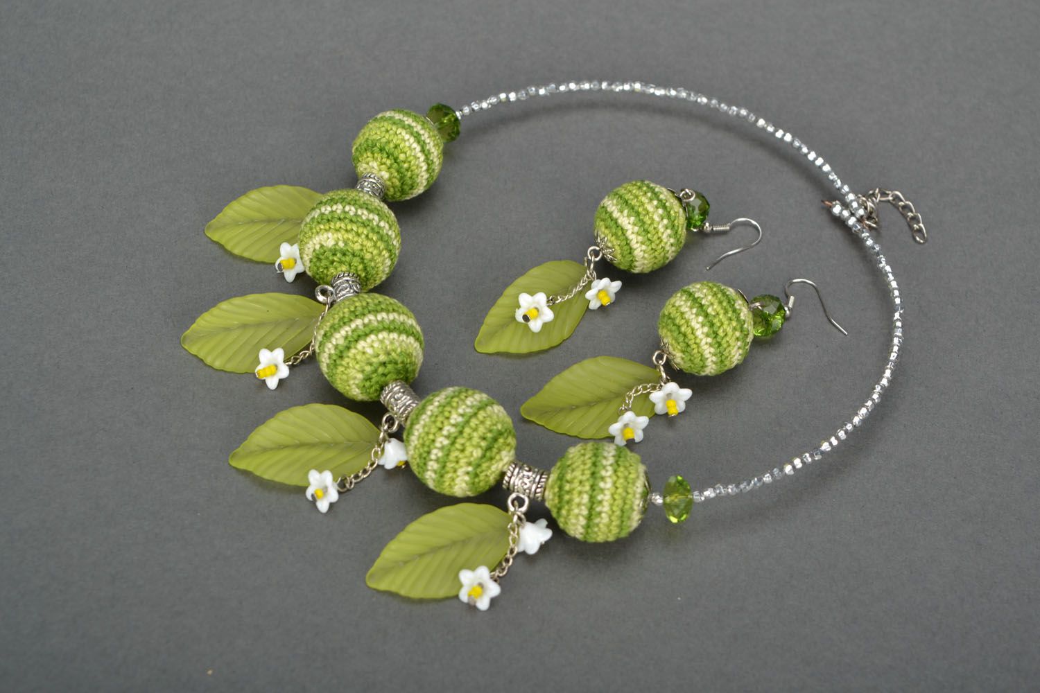 Green crochet necklace and earrings photo 1