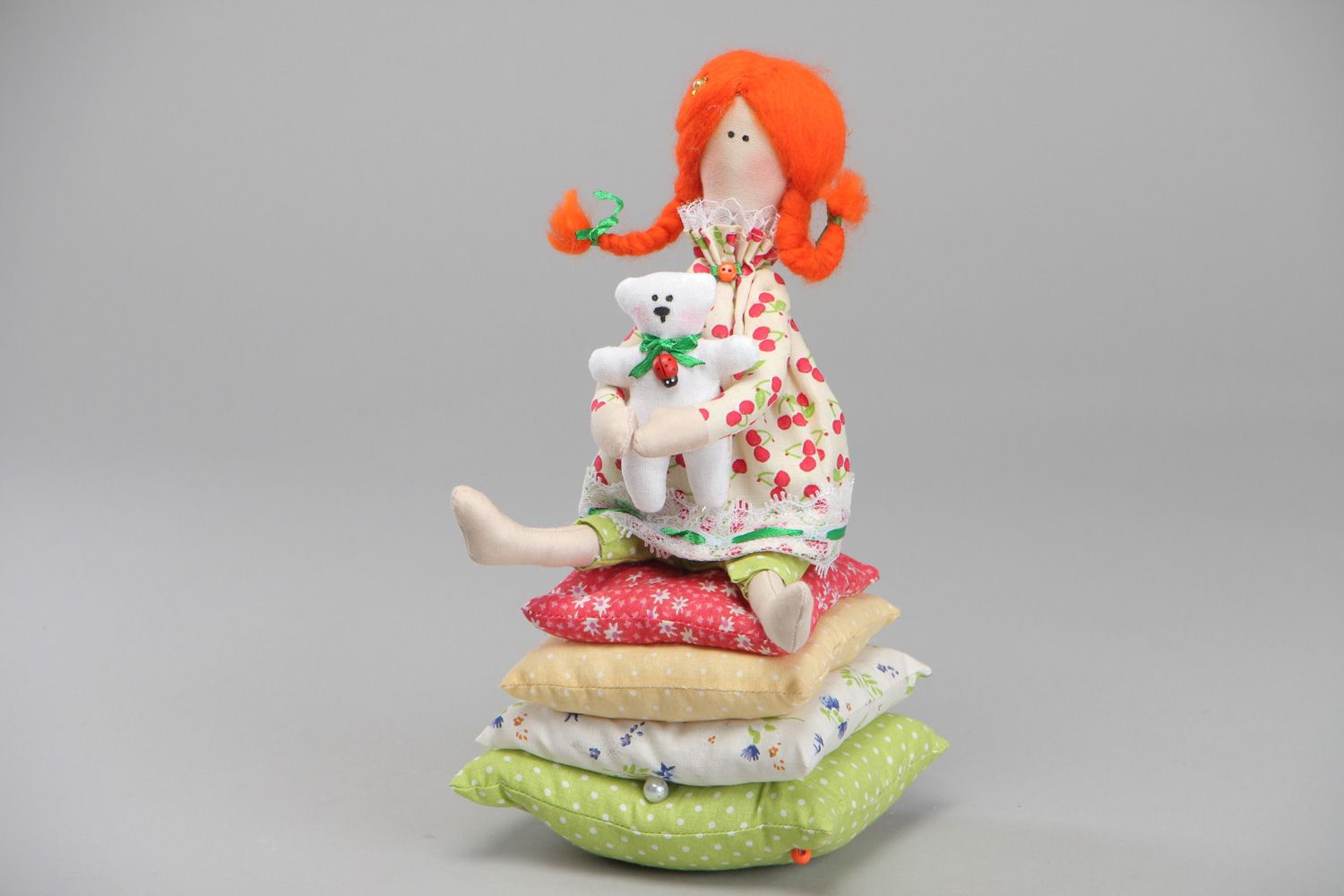 Künstlerische weiche handmade Puppe aus Textil Prinzessin auf der Erbse foto 1