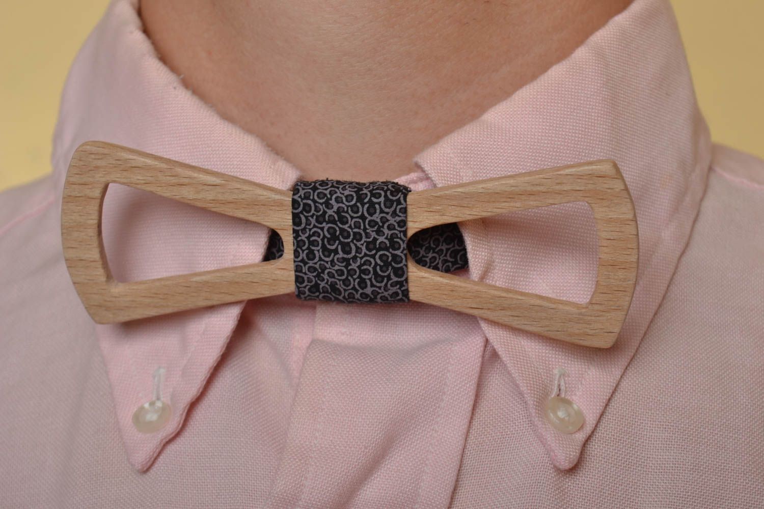 Деревянный галстук-бабочка с тканевым ремешком ручной работы стильный темный фото 1