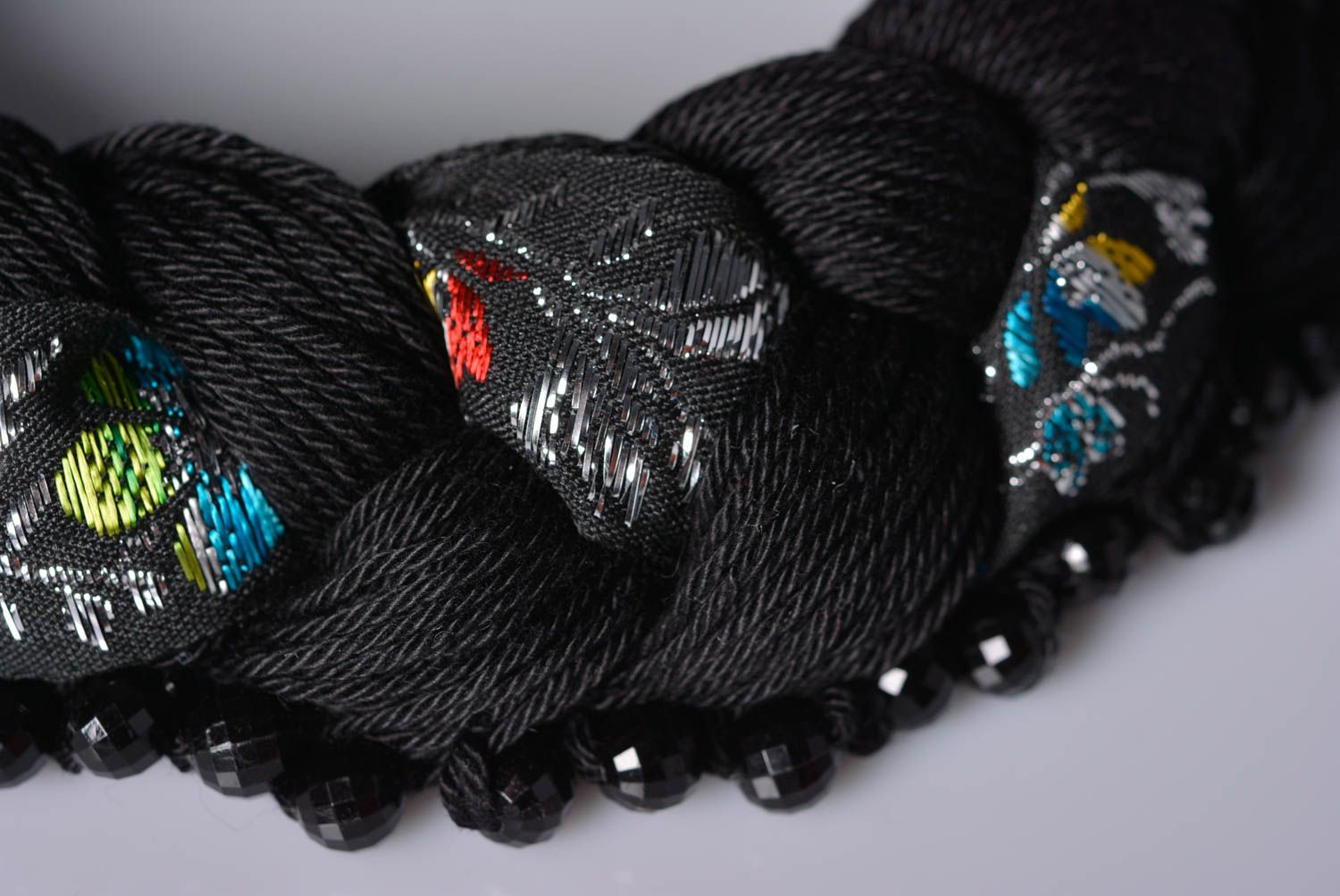 Gros collier Bijou fait main noir tressé fils acryliques ruban Cadeau femme photo 2