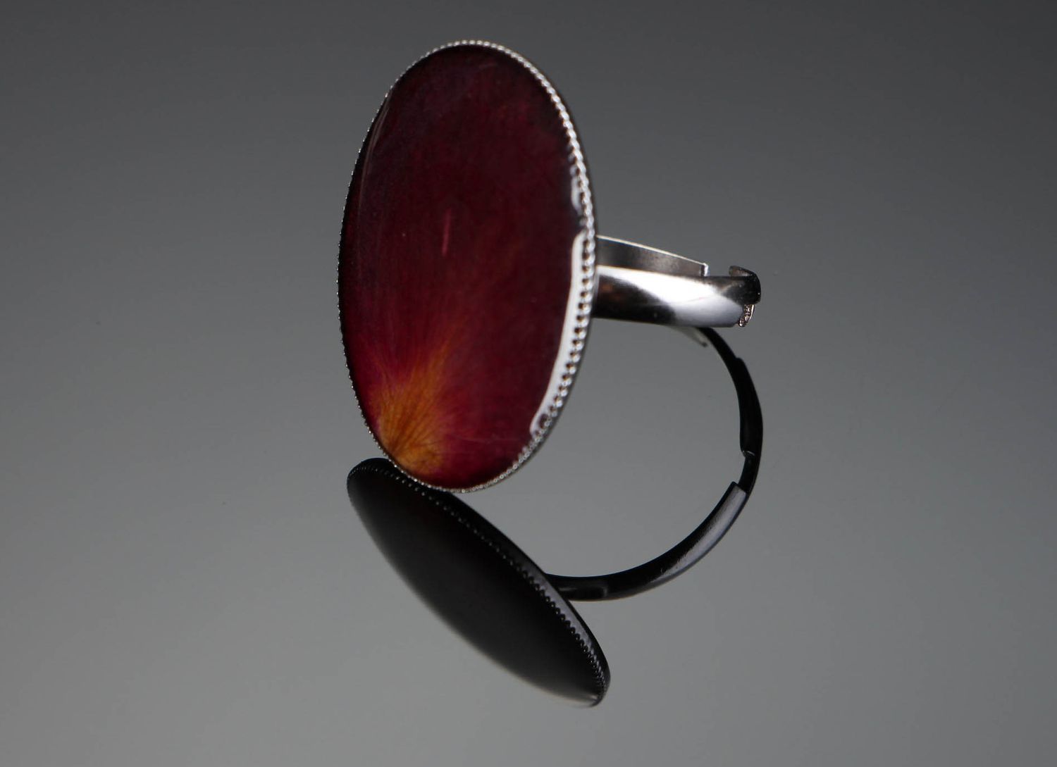Handgemachter Ring aus Epoxidharz mit Rose foto 1
