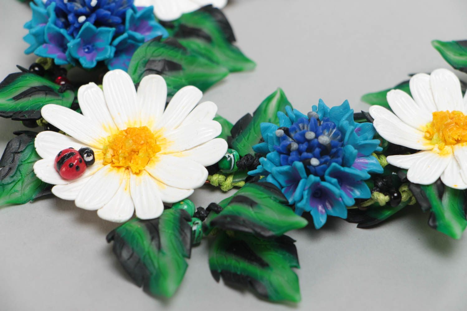 Ожерелье из полимерной глины с полевыми цветами васильками и ромашками хэнд мэйд фото 3