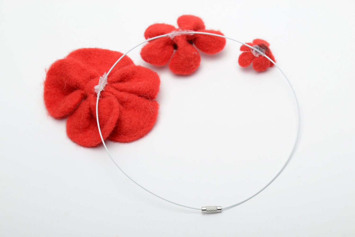 Collier fleurs rouges en laine feutrée  photo 4