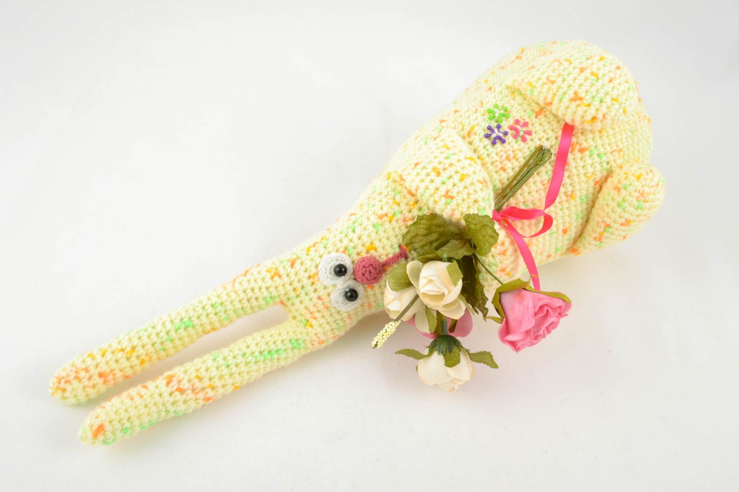 Вязаная игрушка крючком Заяц с цветами  фото 1