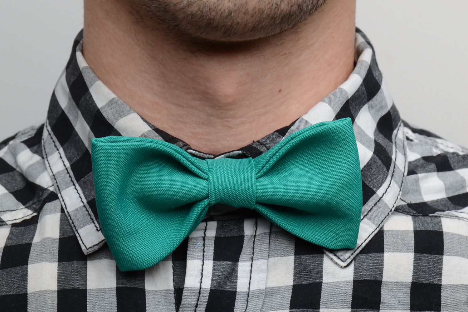 Handmade stylish bow tie sewn of costume fabric of turquoise color for men photo 1