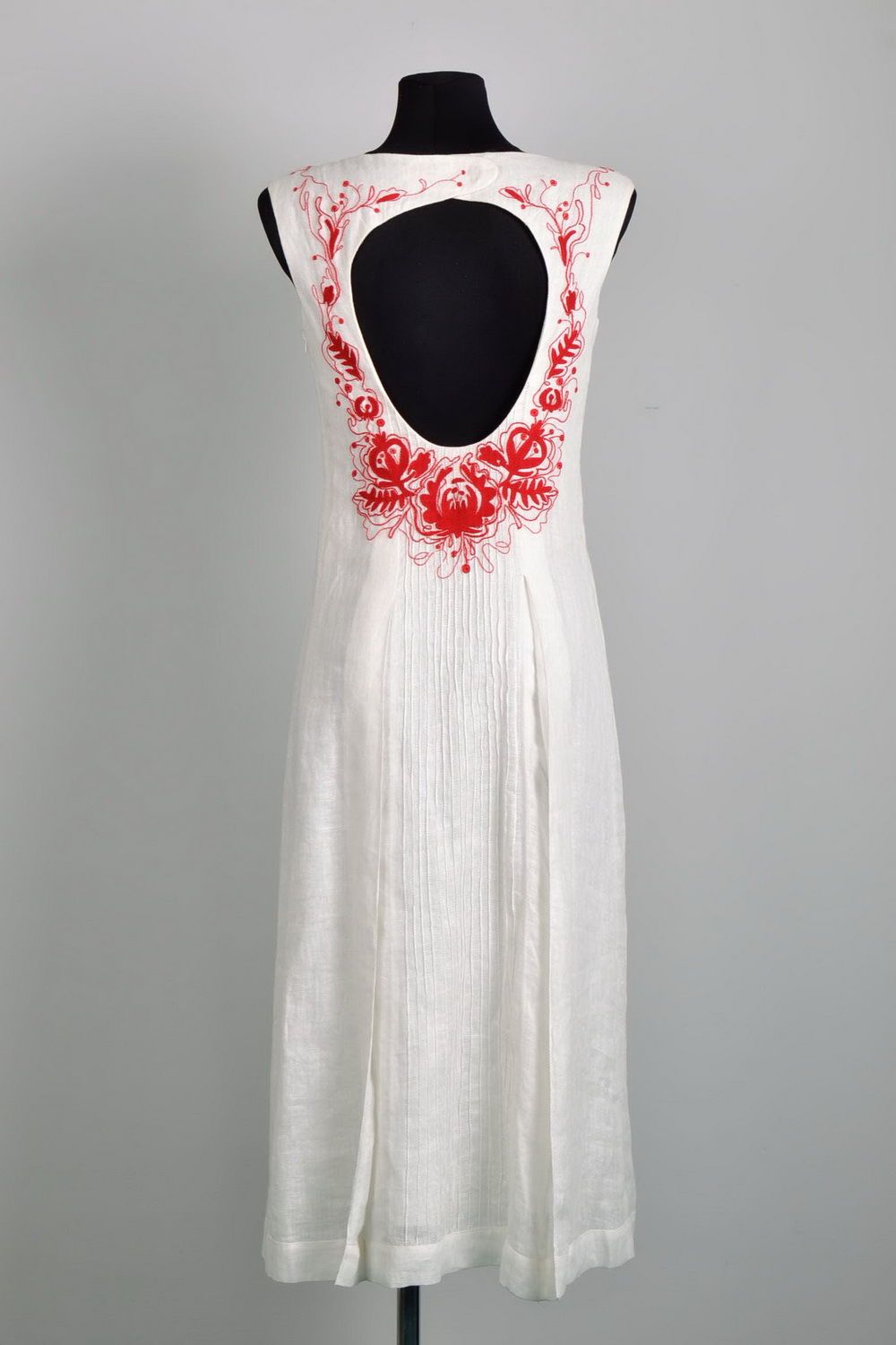 Weißes Kleid mit Stickerei foto 3