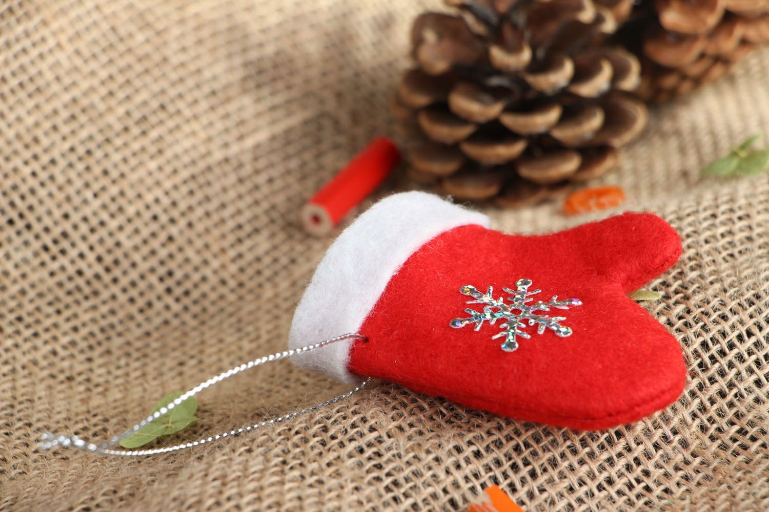 Red mitten for Christmas tree decoration photo 4