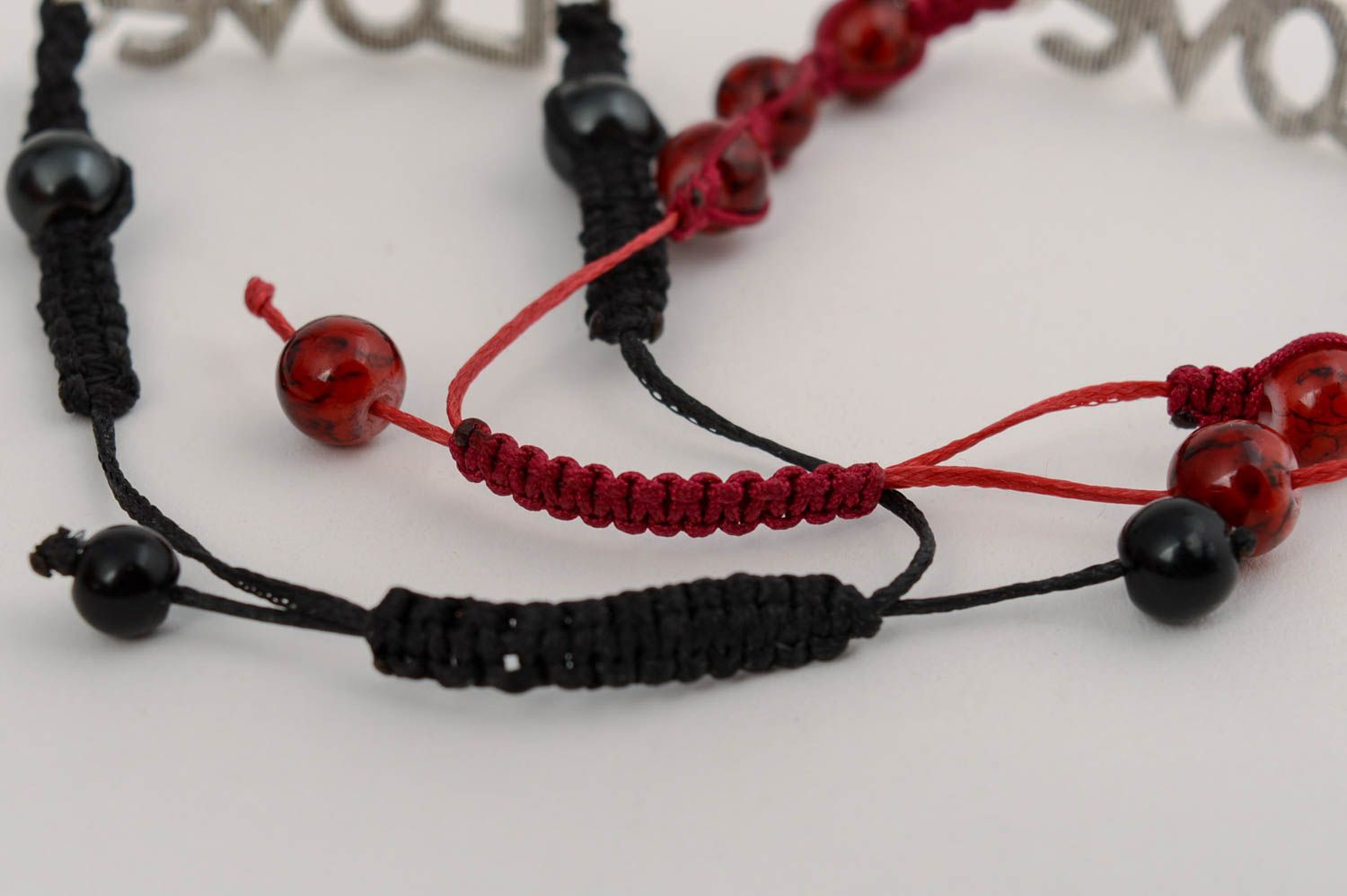 Schöne geflochtene Armbänder aus Keramikperlen 2 Stück rot schwarz Handarbeit foto 3