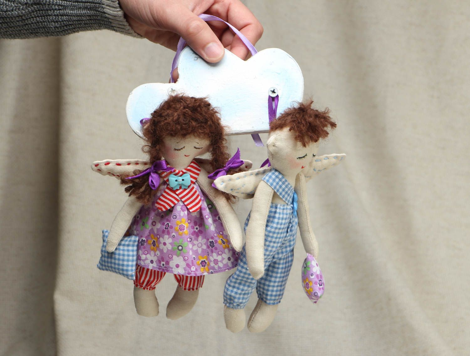Мягкие игрушки в виде двух спящих на облачке ангелочков фото 4