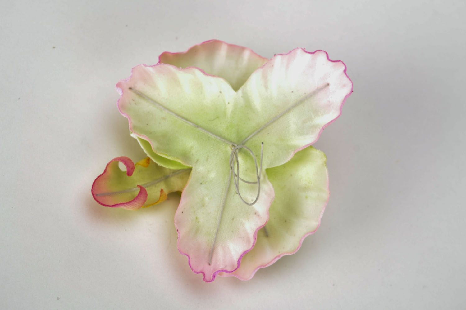 Broche-grampo de tecido feito à mão em forma da flor Orquídea foto 5
