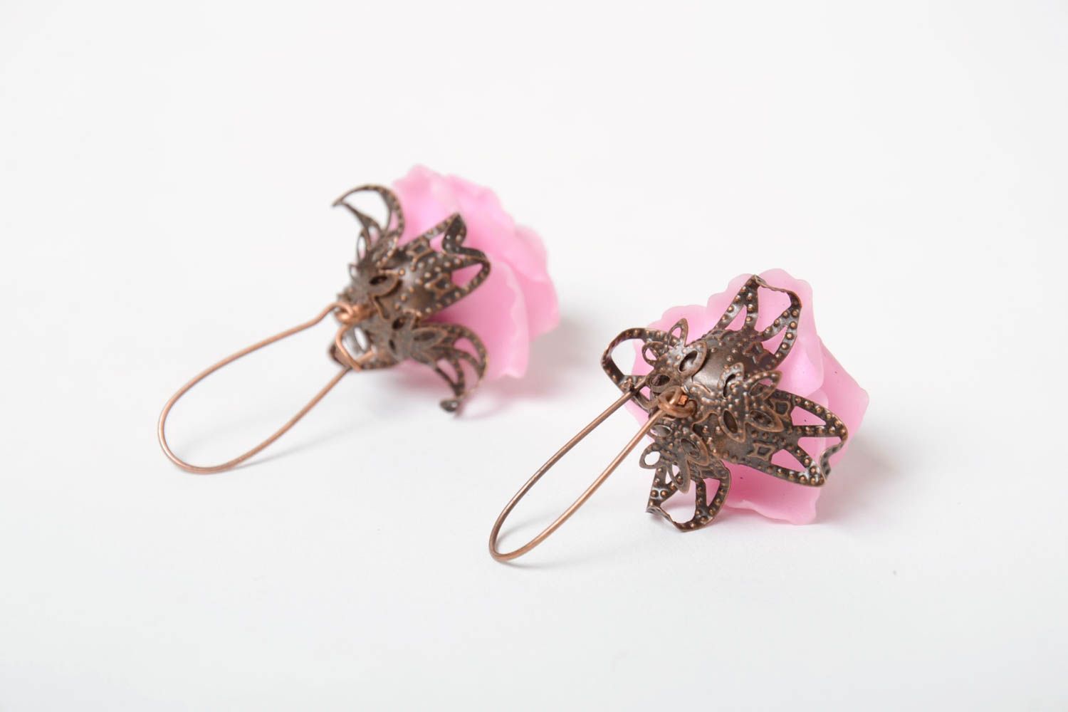 Boucles d'oreilles fleurs roses en pâte polymère pendantes faites main photo 4