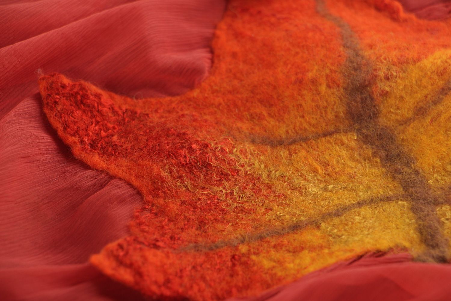 Foulard feutré en laine soie et mousseline de soie rouge léger fait main photo 3